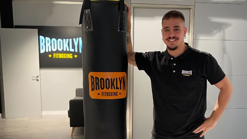 Franquiciado de Cádiz sonriendo en las oficinas de Brooklyn Fitboxing