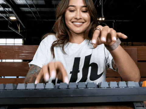 chica escribiendo en el ordenador